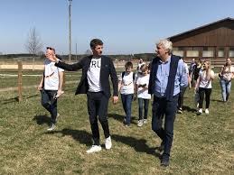 Michael wendler und seine laura müssen aus der pleite schnell wieder rauskommen. Im Stall Mit Nationalspieler Thomas Muller Bw Agrar Online Landwirtschaftliche Informationen Fur Baden Wurttemberg