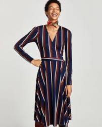 Une petite anglaise, jeanette, essaie une robe de satin bleu afin de se rendre à la fête de noël organisée par le commissariat de police auquel elle. Comment Bien Porter La Robe Portefeuille Pour Etre Sexy Et Elegante