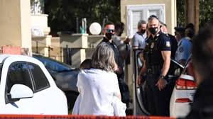 Οι κακοποιοί, που εισέβαλαν στο το μωρό της οικογένειας επέστρεψε από το νοσοκομείο στα γλυκά νερά στα χέρια των συγγενών του. Jfgudrmryzjshm