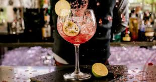 Por cima, um bocado de cream cheeese e duas minicoxinhas. Ginteria Bares Itaim Bibi Sao Paulo Baressp