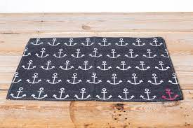 Textile bodenbeläge mit der von anker entwickelten sonicwave technologie sind sehr gute schallabsorber und bieten damit die. Dunkelblauer Teppich Anker Weiss Mare Me Maritime Dekoration Geschenke