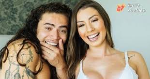 Na foto é possível notar frases abaixo dos olhos. Whindersson Nunes E Maria Lina Revelam O Sexo Do Primeiro Filho