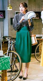 guのドット柄ブラウスで好印象 グリーン合わせで地味見えさせない上品通勤コーデ ペンシルスカート コーデ ファッション ブラウス トレンド