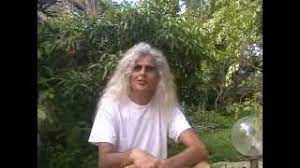 ארג'ונה פונה לעזרה לאל קרישנה, המשמש כרכּב של כרכרתו, וקרישנה מקבל עליו את תפקיד המורה. Home Pranic