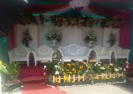 Beberapa desain bahkan sudah disesuaikan dengan gaya kontemporer, sehingga rumah kayu yang ukurannya tidak terlalu besar pun tetap terlihat cantik dan tidak membosankan. Paket Dekorasi Pernikahan Sederhana Di Wilayah Sleman Jogja Dekor Jasa Dekorasi Pernikahan Wedding Gathering Yogyakarta