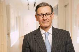 Der vorstandssprecher war hermann abs, der bereits seit 1938 im vorstand der alten deutschen bank tätig war. Deutsche Bank Aufsichtsratsmitglied Kauft Sich Eigene Bank Unternehmen 26 08 2020 Fonds Professionell