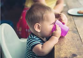 Schon in den ersten monaten nach der geburt wird euer kind anfangen, die laute zu imitieren, die es hört. Ein Baby Muss Das Trinken Erst Lernen Trinkmenge Baby Dm De