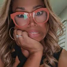 Now, someone please tell me how to pin curl this hair so it can look cute  for our last show 🤷🏽‍♀️🤦🏽‍♀️🤣 . . Hair/microlinks