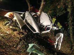 Je rends hommage aux militaires tués et je veux dire à leurs familles et leurs frères d'armes ma solidarité et. Var Matin Spectaculaire Accident Routier A Meounes Dimanche Soir Une Voiture S Est Pratiquement Enroulee Autour D Un Arbre Http Grvm Fr N1517724 Facebook