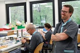 Gifi n'est pas une entreprise comme les autres où les relations humaines sont souvent de façade,. Pres De Montlucon Le Laboratoire De Protheses Dentaires Bedouillat Mise Sur L Innovation Montlucon 03100