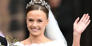 Caroline Henson's Instagram, Twitter & Facebook