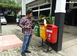 This only make sense if the person is di semasa saya barada di sebelah tong sampah, saya membuang sampah ke dalam tong sampah tersebut. Dlhk Karawang Siapkan Tong Sampah Khusus Penampung Sampah Masker Pikiran Rakyat Com