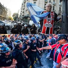 ⚽️ EL FÚTBOL CON LOS JUBILADOS 📢El miércoles, en Argentina, hinchas de  Chacarita y Laferrere fueron a apoyar a los jubilados que cada miércoles se  congregan en el Congreso en protesta por