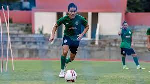© suara.com arthur irawan (memakai rompi merah) saat berlatih dengan pemain persebaya (suara.com / dimas angga). 9oywj Owwjxsqm