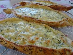Peynirli Pide Pizza Turque Au Fromage Fourchettes Et Pinceaux Pizza Turque Recettes De Cuisine Recette Turque