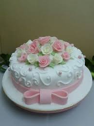 Satu daripada 4 biji kek hantaran yang ditempah jannah adalah kek choc moist yang dilitupi ganache dan ditaburi hirisan strawberry. Kek Kek Kahwin Kek Hantaran Wedding Cakes Birthday Cakes Di Shah Alam Lembah Klang Kuala Lump Kek Dan Coklat Di Shah Alam Selangor