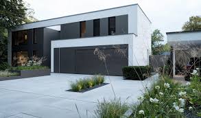 Moderne Architektur Im Tageslicht Pulverbeschichtete Hochbeete In Gleicher Farbe Wie Fenster Und Garage Von R Architektur Moderne Architektur Vorgarten Modern