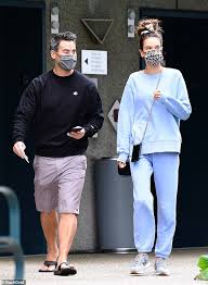 Lee, m.d., specializes in urology at weill cornell medicine in new york. Alessandra Ambrosio And Her New Girlfriend Richard Lee Enjoy A Relaxing Afternoon Together In Los Angeles Eminetra Co Uk