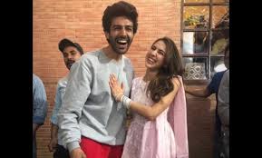 Sara Ali Khan Kartik Aaryan Spotted Holding Hands In Car Actress Hides Face From Paps Pics Inside Masala News India Tv Reports suggest the actor turned up at the bash right after completing a song shoot for her next film simmba, which also stars ranveer singh. sara ali khan kartik aaryan spotted