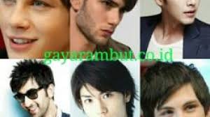 Dalam masalah gaya atau fahsion sudah tentu pria tidak mau kalah dengan wanita, terutama dalam hal menata. 30 Model Rambut Pria Berponi Lurus Dan Samping Gayarambut Co Id