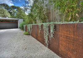 Tall Planters From Corten Used Like A Fence Garden Retaining Wall Garden Design Steel Retaining Wall