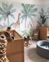 Introduisez Une œuvre D Art Attrayante Dans La Chambre De Votre Enfant Avec Notre Papier Peint Mural Aqua 2020 Bebek Odasi Erkek Erkek Bebek Odalari Safari Nursery