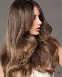 I capelli color nocciola fanno parte di quelle tonalità che hanno la colpa di aver confuso il panorama cromatico delle tinte di capelli. Ragazza Con I Capelli Lunghi Castano Nocciola Con Celle Morbide Onde Davanti Capelli Castano Chiaro Capelli Lunghi Voluminosi Idee Per Capelli