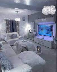 Los juegos de mesa incluyen juegos de cartas y juegos de dados, así como un juego de ruleta cada vez más popular que se puede encontrar en todos los casinos del mundo. 290 Ideas De Juegos De Sala En 2021 Decoracion De Interiores Decoracion De Salas Decoraciones De Casa