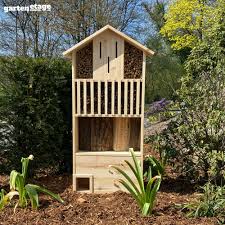 Das insektenhotel also nicht in die baumkrone, sondern lieber an den baumstamm oder noch besser eine hauswand hängen. Insektenhotel Xxl Kaufen Gartenetage De