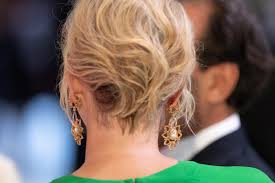 Da sempre appassionata di acconciature extra corte, ha pensato bene di cambiare look in modo. Le Foto Di Charlene Wittstock E John Legend Al Gala Della Croce Rossa Charlotte Casiraghi Dov E Amica
