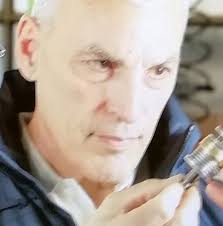 Qualunque cosa sia successa, lascia che rimanga indietro. Il tuo passato  non poteva essere diverso, altrimenti lo sarebbe stato. La vita si muove in  una sola direzione: avanti. Scorri con essa 🙏