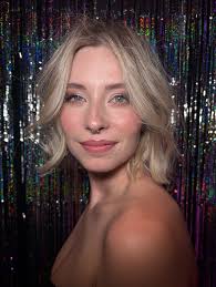 Luisa Berger Senior Education Trainer Geburtsort: Wuppertal Bei Wella seit  2016 Lieblingsprodukt: Perfekton Wenn ich eine Superkraft hätte wäre das  alle Sprachen der Welt sprechen können