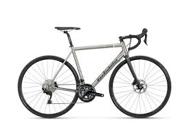 das van nicholas ventus 2021 will beweisen dass gutes titanrennrad nicht teuer sein muss es kommt ab sofort mit disc bremsen me rennrad titan rennrad felgen