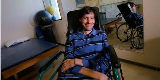 La esclerosis lateral amiotrófica afecta, tanto la primera como la segunda motoneurona que se ocupan de inervar los músculos voluntarios. Testimonio Cristobal Orellana Da Su Mejor Cara A La Esclerosis Lateral Amiotrofica Clinica Las Condes