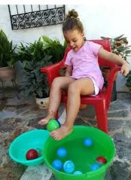 Una vez finalizada la primera canción, el/la educador/a añadirá un segundo globo, para realizar la misma operación. 30 Ideas De Juegos Dirigidos Juegos Para Ninos Juegos Juegos Para Preescolar