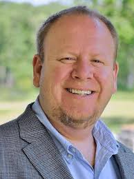 From laundry to engineering, Lake Forest hospital's Niskanen rubs elbows  with the best