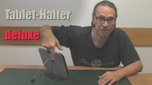 Dieser ist aus massivem nussbaum oder eichenholz gefertigt, wobei der streif im holz dem produkt sein einzigartiges design verleiht. Diy Einen Originellen Tablet Halter Selber Bauen 2 Aufpimpen Youtube