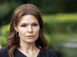 Unter uns"-Vorschau: Britta bricht zusammen und muss ins Krankenhaus - BUNTE