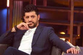 وحش الشاشة وصول طوني الى الاستوديو وهو يغني لوالده الممثل ناظم عيسى الذي كان ضيف الحلقة. ØªØ¹Ø± Ù Ø¥Ù„Ù‰ Ø´Ø®ØµÙŠØ© Ø·ÙˆÙ†ÙŠ Ø¹ÙŠØ³Ù‰ ÙÙŠ Ù…Ø³Ù„Ø³Ù„ 2020