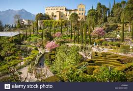 Die gärten von schloss trauttmansdorff liegen am östlichen stadtrand von meran in südtirol/italien. Die Botanischen Garten Von Schloss Trauttmansdorff Meran Sudtirol Italien Bieten Viele Attraktionen Mit Botanischen Arten Und Sorten Von Pflanzen Stockfotografie Alamy