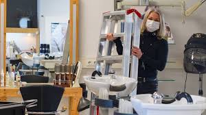 Die matte wächst und wächst. Corona Friseure Bereiten Sich Vor Offnung Auf Grossen Andrang Vor