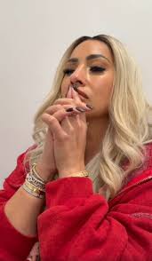 Delicia... You going blonde huh... DAM YOU LOOK GOOD!!! Did you change your  look to hide from Shayla.... **