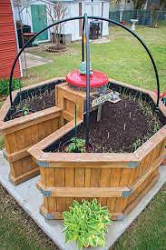 Advertisement herb and vegetable gardens are a great addition to your yard and kitchen. Unlock A Gardening Secret Keyhole Garden Keyhole Garden Design Small Gardens