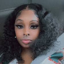 Quién puede encontrar la curita en su mano 😂😭