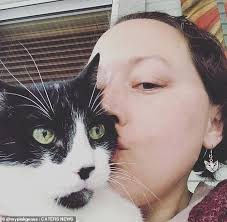 Infection with some viruses, including feline immunodeficiency virus or feline leukaemia virus (see f iv and felv) may increase the chances of getting cancer. Woman S Cat Saved Her Life By Detecting Breast Cancer Australiannewsreview