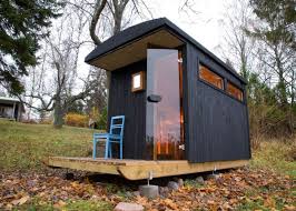 Wer keinen platz im garten hat, kann sich sein saunahaus auch aufs dach stellen. Little Sauna Design Into The Middle Of Forest Modern Sauna Im Garten Saunahaus Sauna Selbst Bauen