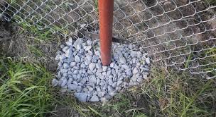Sekiranya tanah sangat keras, potong rumput dengan sekop atau rendam tanah dengan air. Pemasangan Tiang Pagar Tanpa Konkrit Bagaimana Menguatkan Tiang Pengunci