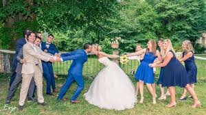 * finaliste à trois reprises en 2011, 2014 et 2015 au prestigieux concours européen des photographies de l'année apppf catégorie photographie de mariage. Exemple De Photographie De Groupe Lors D Un Mariage A Aix En Provence Les Invites Qui Separent Les Maries Mariage Photo Mariage Photos De Groupe