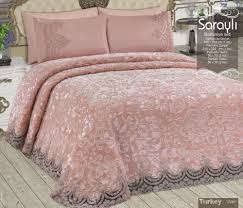 Yatakların üzerini örtmek için farklı yapıdaki örtüler kullanılabilir. Paristanbul Cift Kisilik Osmanli Pembe Gupurlu Battaniyeli Yatak Ortusu Seti Alkapida Com
