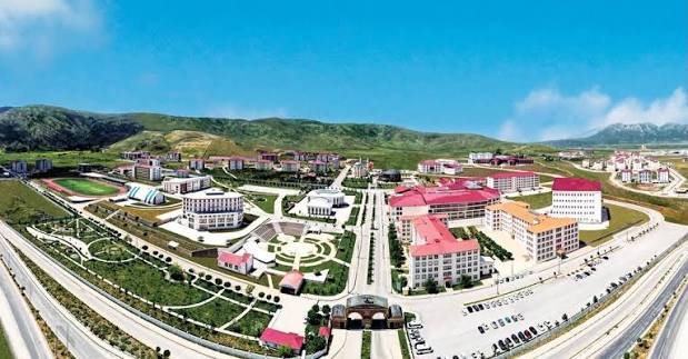 Bitlis Eren Üniversitesinin Akademik Yapısı Güçleniyor: 4 Yılda 4 Fakülte 7  Mart 2026 tarihli Resmî Gazete'de yayımlanan 11003 sayılı Cumhurbaşkanlığı  Kararnamesi ile Bitlis Eren Üniversitesi bünyesinde Yabancı Diller ve  Turizm Fakültesi kuruldu.